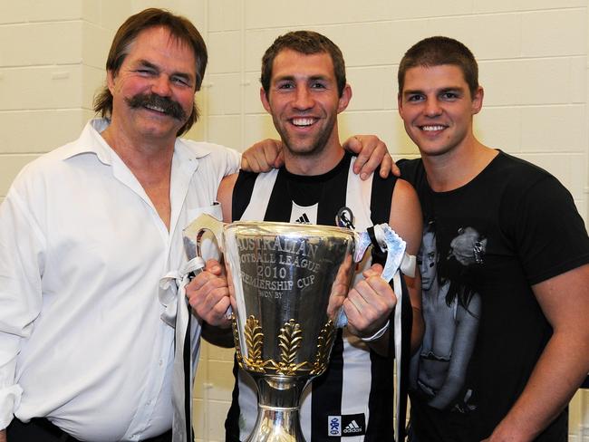 2010 Grand Final REPLAY. St Kilda v Collingwood. MCG. Travis Cloke, holding the Premiership Cup, with father David and brother Cameron.