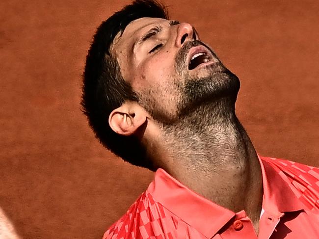 TOPSHOT - Serbia's Novak Djokovic reacts as he plays against Spain's Carlos Alcaraz Garfia during their men's singles semi-final match on day thirteen of the Roland-Garros Open tennis tournament at the Court Philippe-Chatrier in Paris on June 9, 2023. (Photo by JULIEN DE ROSA / AFP)