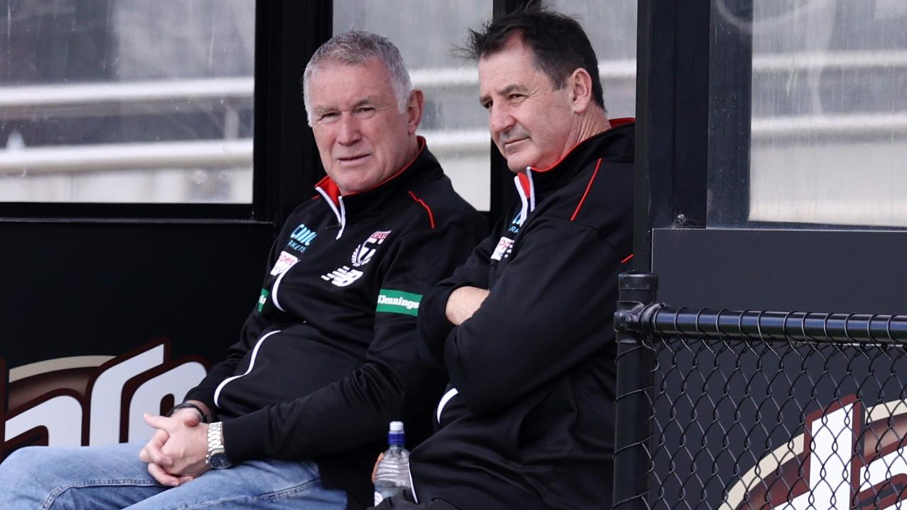 MELBOURNE . 09/12/2022. AFL. St Kilda training at RSEA Park, Moorabbin. St Kilda senior coach Ross Lyon talks with Director of Football Geoff Walsh during todays training session . Picture by Michael Klein