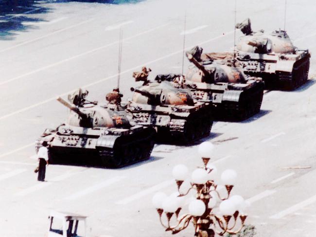 20/02/1997 WIRE: Anti-government protester standing in front of artillery tanks in Tiananmen Square during pro-democracy protests 05 Jun 1989.  1980s  demonstration tank  /China/Internal/affairs