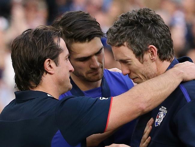 Luke Beveridge puts his premiership medal over Bob Murphy's neck