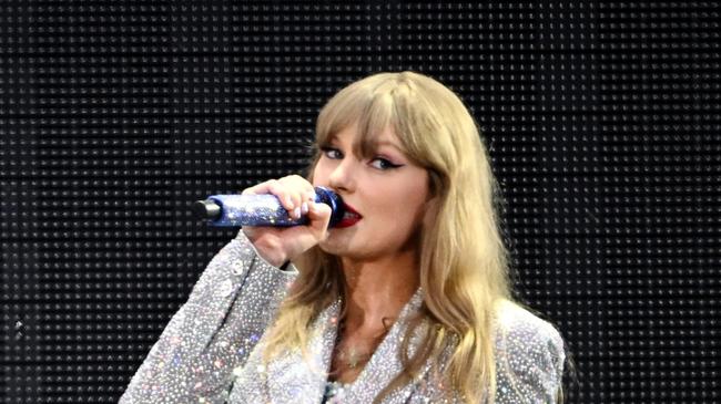 LONDON, ENGLAND - AUGUST 15: (EDITORIAL USE ONLY AND NO COMMERCIAL USE AT ANY TIME. NO USE ON PUBLICATION COVERS). Taylor Swift performs on stage during the 