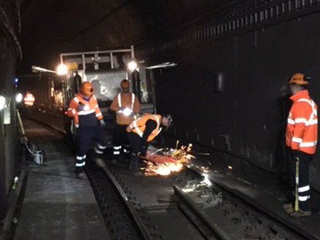 Engineering crews repairing the cracked rail this morning. Picture: Twitter / @TrainsInfo