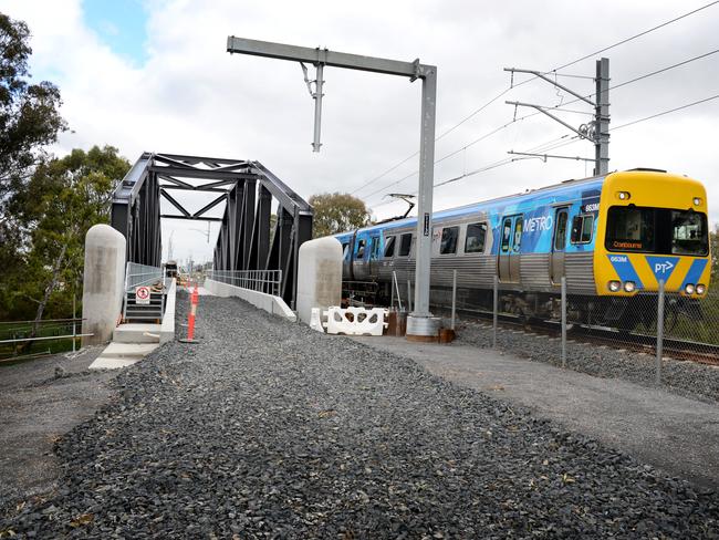 MELBOURNE, AUSTRALIA - NewsWire Photos NOVEMBER 04, 2021: A Metro train runs on the existing track next to the rail duplication project at the Cranbourne rail line in Melbourne's outer south-east. Picture: NCA NewsWire / Andrew Henshaw