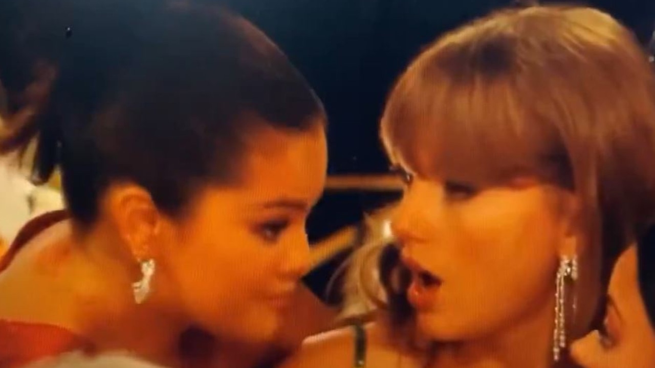 Gomez and Swift apparently gossiping at the Golden Globes