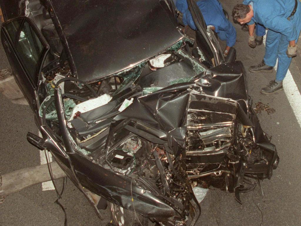 Police services prepare to take away the car in which Diana, Princess of Wales, died in Paris. Picture: AP Photo/Jerome Delay). 31 August 1997.