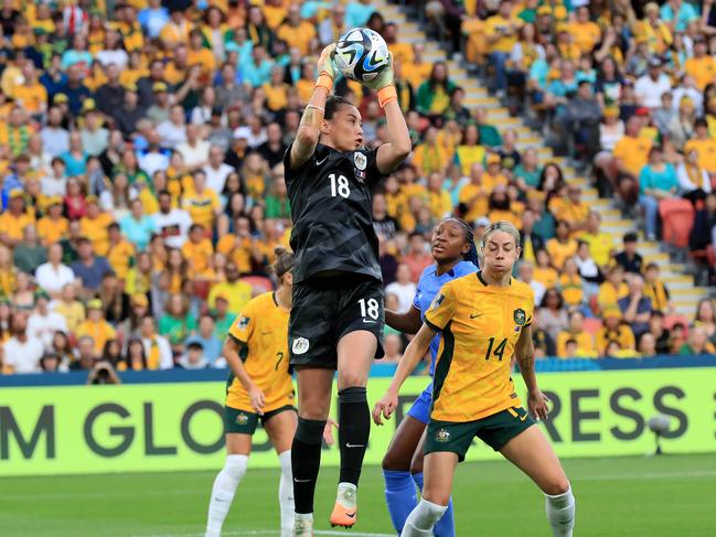 Mackenzie Arnold climbs high to take possession. Picture: Adam Head.