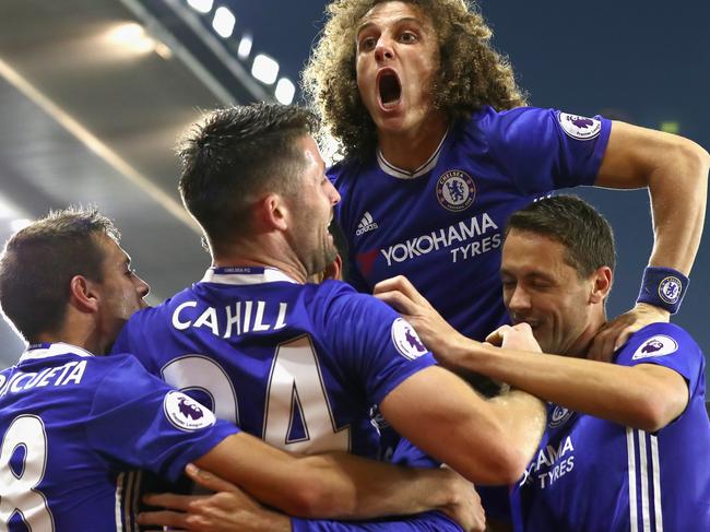 SOUTHAMPTON, ENGLAND - OCTOBER 30: David Luiz of Chelsea (C) celebrates after his team mate Diego Costa of Chelsea scores their sides second goal during the Premier League match between Southampton and Chelsea at St Mary's Stadium on October 30, 2016 in Southampton, England. (Photo by Clive Rose/Getty Images)