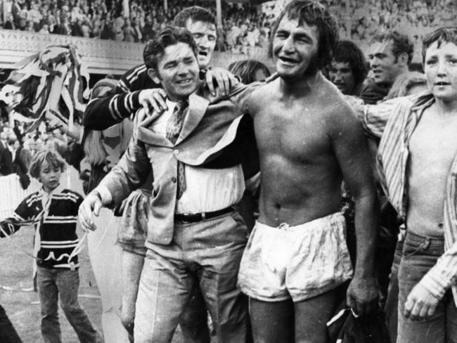 Coach Ron Willey and captain Fred Jones during lap of honour after the 1972 Grand Final.