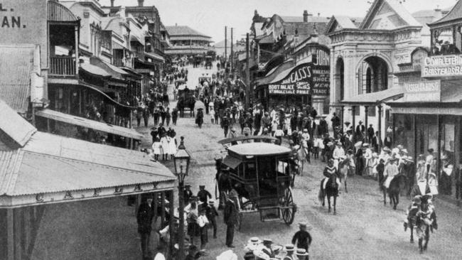 Empire Hotel, Gympie, Upper Mary Street c1890's Miner's Arms Hotel, Royal Bank of Qld Photo Courtesy of Gympie Regional Library.