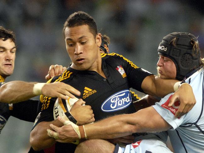 Roy Kinikinilau tackled by Benn Robinson - Warratahs v Chiefs round 13 at Aussie Stadium