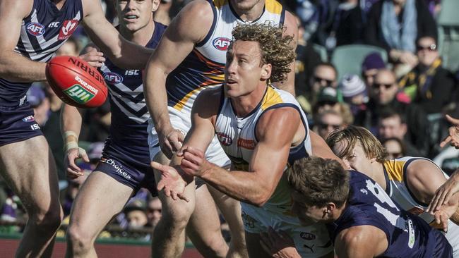 Matt Priddis of the West Coast Eagles during the Round 20 AFL match between the Fremantle Dockers and the West Coast Eagles at the Domain Stadium in Perth, Sunday, Aug. 7, 2016.(AAP Image/Tony McDonough)