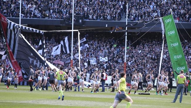 Wind destroys the Collingwood banner. Picture: Michael Klein