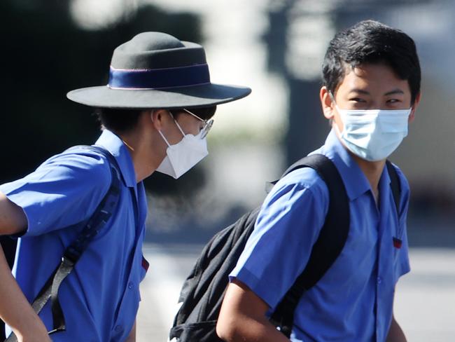 Students arriving with and without masks at Brisbane State High School. NO BYLINE.