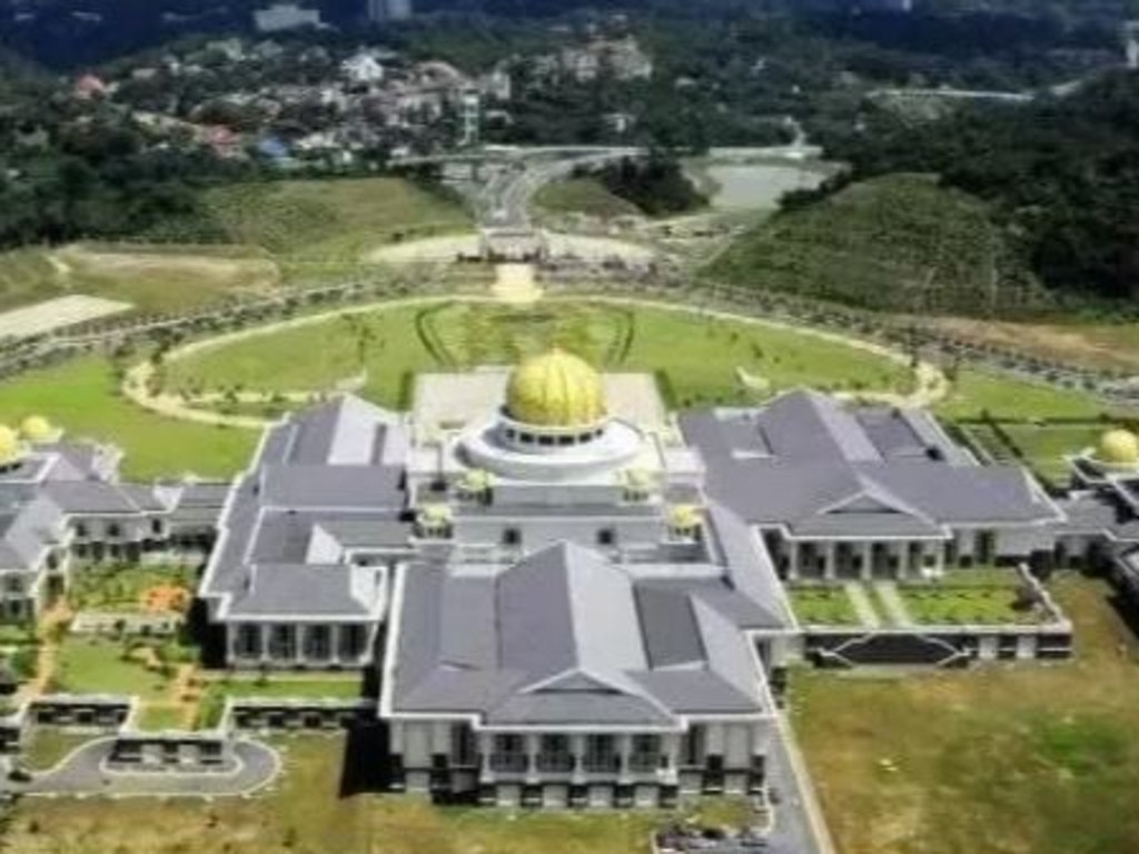 World s richest men Sultan  of Brunei  leads a lavish life 