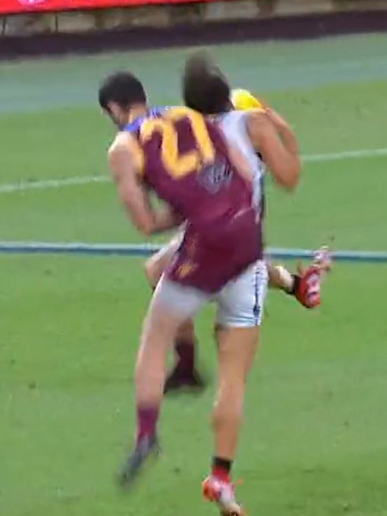 Darcy Gardiner smashed into Josh Daicos.