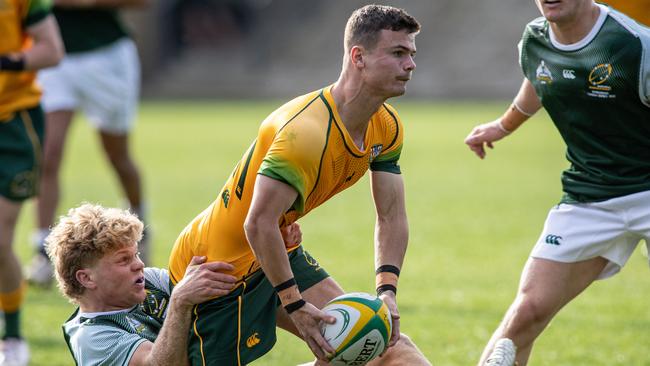 Finn Lawson gets the pass away to Farr-Jones for the winning try. Picture: Julian Andrews