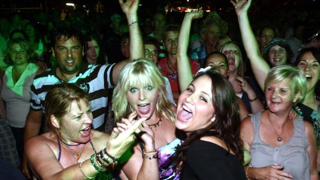 Crowd dancing to The Black Sorrows in Mooloolaba.