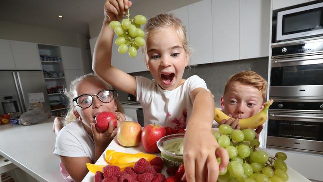 The key to ensuring your kids eat healthy foods is for healthy foods to be given to them at home. Emily 11, Maggie, 5, and Paddy, 9, have the right idea. (Pic: Alex Coppel.