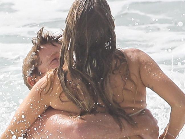 ONE TIME WEB USE ONLY - FEES APPLY FOR REUSE - MUST SPEAK TO MEDIA MODE ABOUT ANY OTHER USE -  SIMON BAKER MAKES A SPLASH WITH HIS NEW SQUEEZE! It appears Simon Baker has moved on after his split from wife of 29 years, Rebecca Rigg, making a splash with a mystery woman in Byron Bay.Simon and his new mystery woman were spotted embracing in the ocean, during a romantic beach outing in Byron Bay on the weekend.The 51 year old Aussie actor was joined by his stunning new Ã¢â¬ËgirlfriendÃ¢â¬â¢, both showing off their impressive beach bodies as they ran around the sand with SimonÃ¢â¬â¢s dog.The new relationship comes just a month after it was announced that Simon Baker and Rebecca Rigg had split, after nearly 30 years together.EXCLUSIVE28 February 2021ÃÂ©MEDIA-MODE.COM  Picture: Media Mode