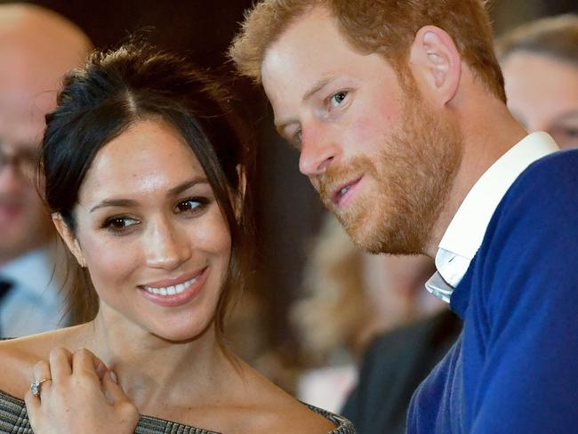 TOPSHOT - Britain's Prince Harry and his fiancée US actress Meghan Markle watch a dance performance by Jukebox Collective during a visit at Cardiff Castle in Cardiff, south Wales on January 18, 2018, for a day showcasing the rich culture and heritage of Wales. / AFP PHOTO / POOL / Ben Birchall