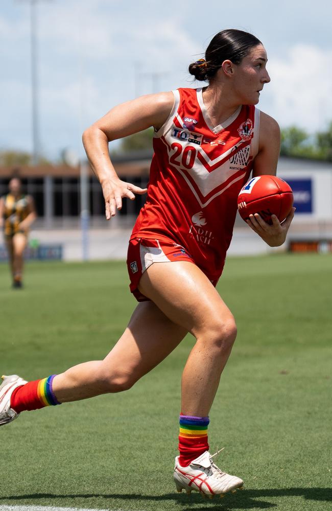 Ruby O'Dwyer with the ball for Waratah (#20). Picture: AFLNT Media / Jack Riddiford.