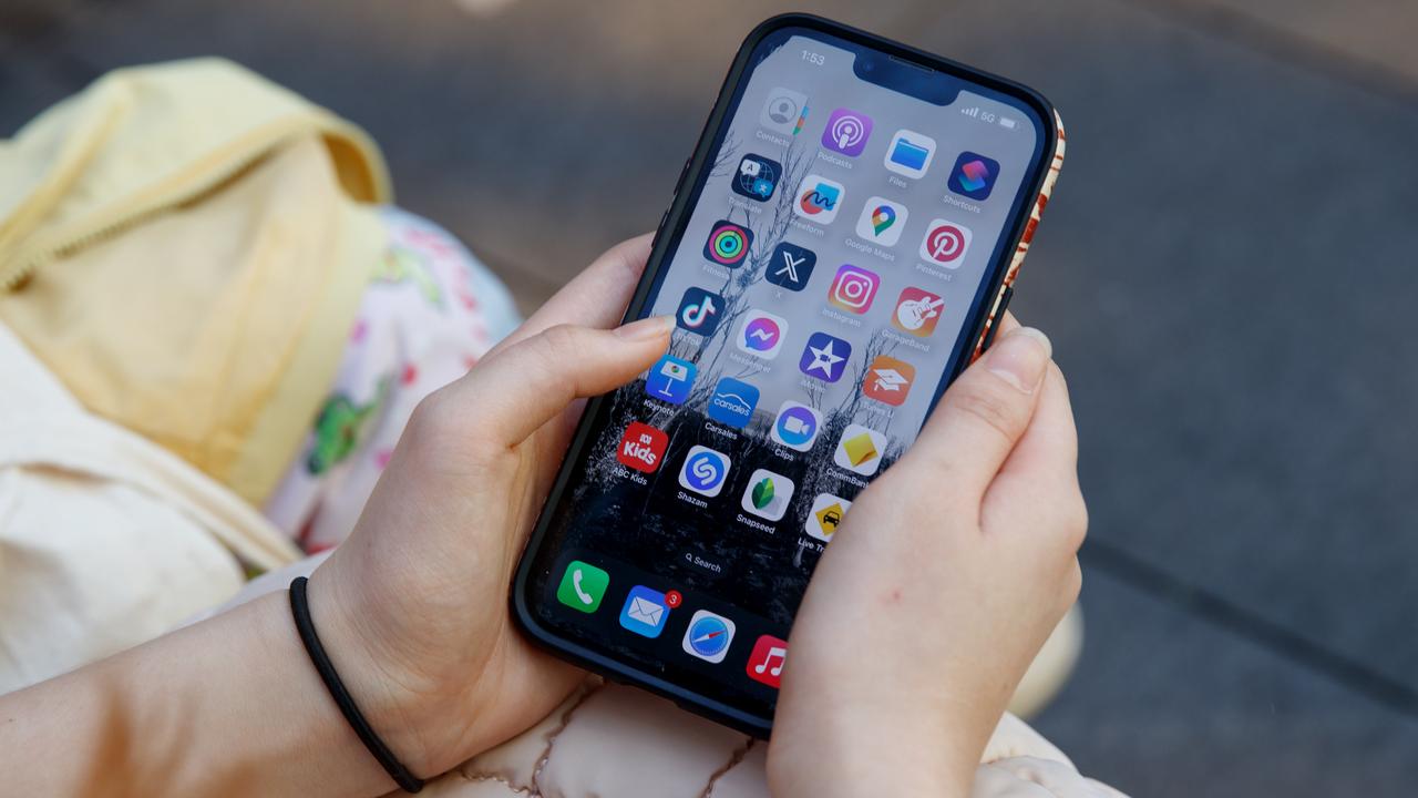 Black Dog Institute research shows a relationship between total time on social media and poor mental health outcomes in teens. Picture: NewsWire / Nikki Short