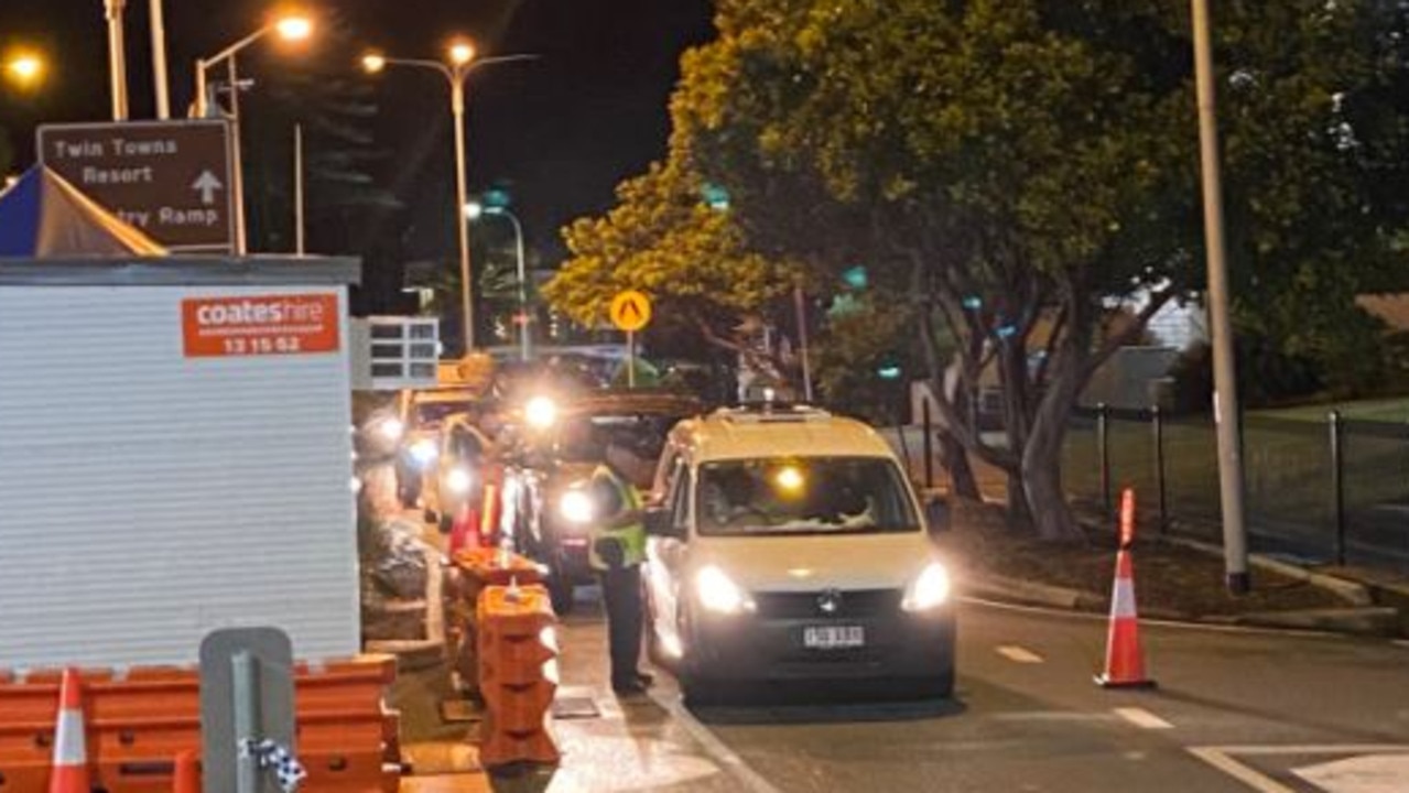 The first vehicles crossing into Queensland at 1am Monday. Picture: Pippa Bradshaw/Twitter