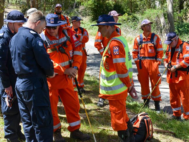 SES crews during plan out their search for Samantha Murphy. Picture: Ian Wilson