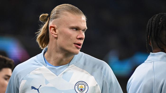 Manchester City's Norwegian striker #09 Erling Haaland warms up ahead of the UEFA Champions League round of 16, second-leg, football match between Manchester City and FC Copenhagen at the Etihad Stadium, in Manchester, north west England, on March 6, 2024. (Photo by Oli SCARFF / AFP)