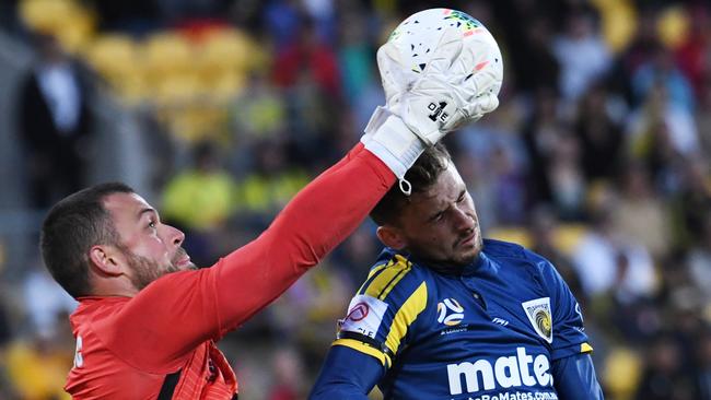 Wellington goalkeeper Stefan Marinovic claims the ball abover Mariners forward Jordan Murray. Picture: AAP