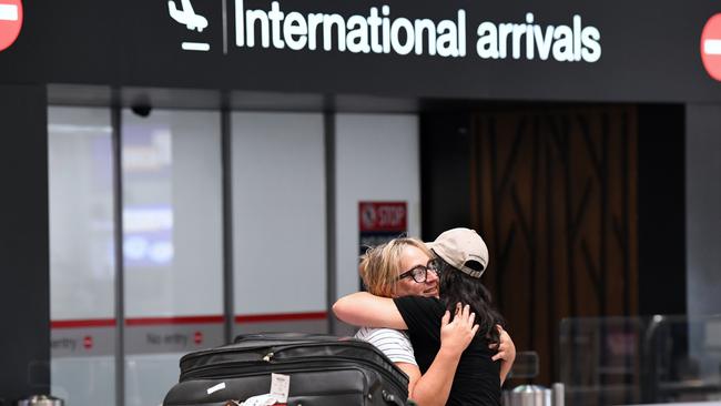 Passengers from Australia are greeted by friends and relatives at Auckland Airport. Picture: Getty Images.