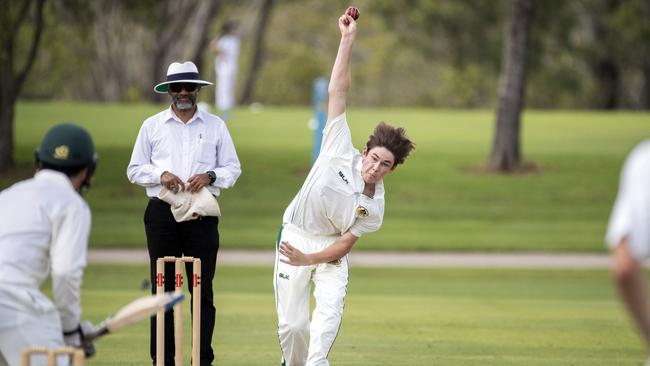 Ben Buechler has the seam up. (AAP Image/Richard Walker)