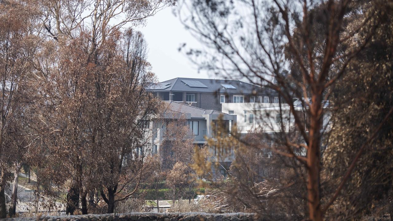 Bundoora residents near Clovemont Way were forced to evacuate as the Plenty Gorge bushfire intensified. Picture: Ellen Smith