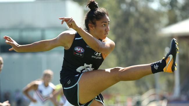 Darcy Vescio of the Blues kicks during the AFLW Preliminary Final match between the Carlton Blues and the Fremantle Dockers at Ikon Park, Melbourne, Saturday, March 23, 2019. (AAP Image/Hamish Blair) NO ARCHIVING, EDITORIAL USE ONLY