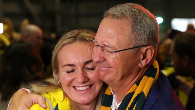 SYDNEY, AUSTRALIA - AUGUST 14: Ariarne Titmus hugs father Steve during the Australian Olympic Games athletes charter flight arrival at Sydney International Airport on August 14, 2024 in Sydney, Australia. (Photo by Jason McCawley/Getty Images)