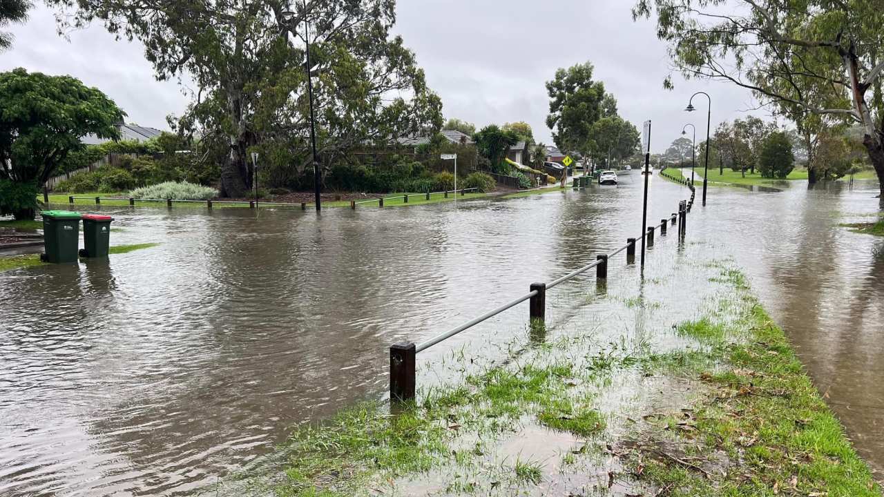 Major flood warning issued as residents of Victorian towns Yea and ...