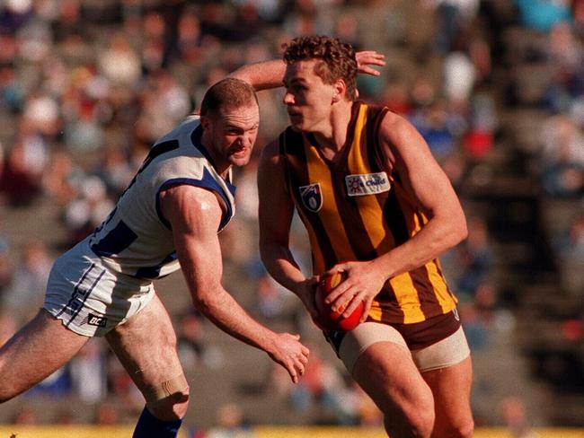 02/05/1996 PIRATE: Hawthorn vs North Melbourne: Hawthorn footballer Paul Dear get past his North Melbourne opponent. melb may 96 a/ct /football - afl