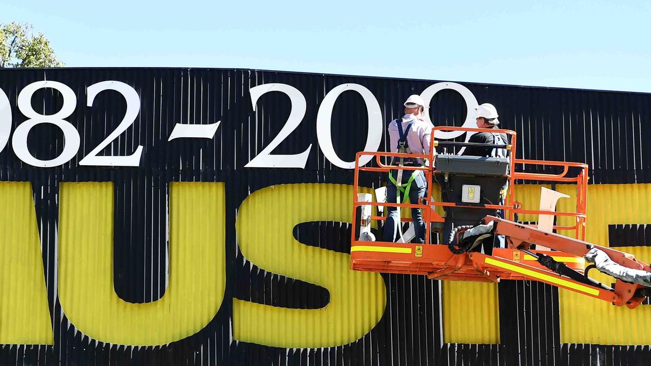 Gympie Mayor Glen Hartwig changes the year sign to 2022 at the Gympie Muster Main Stage. Photo: Patrick Woods.