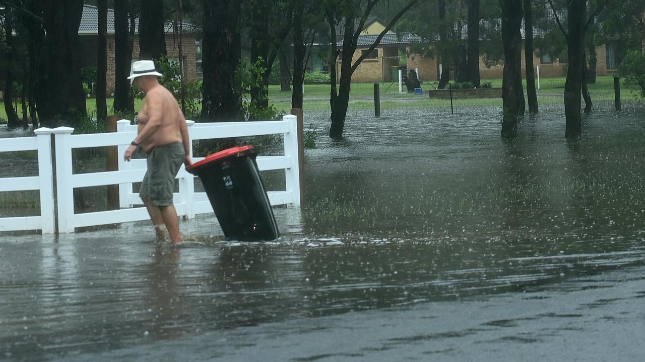 Water levels begin to rise in Pitt Town as residents prepare for the potential flooding. Picture: NCA NewsWire / Jeremy Piper