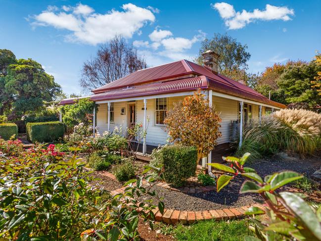 10-12 Park St, Trentham. For HS real estate section.