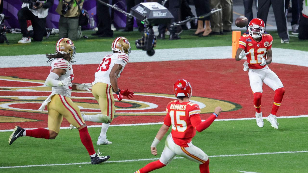 Patrick Mahomes throws the winning touchdown pass to wide receiver Mecole Hardman Jr. (Photo by Ethan Miller / GETTY)