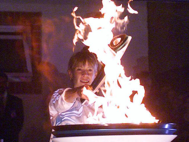 SEPTEMBER 4, 2000 : Athlete & marathon runner Heather Turland lights the cauldron at Bowral during Penrith to Bowral leg of Sydney 2000 Olympic Torch Relay, 04/08/00. Pic Glen Campbell.AthleticsGames