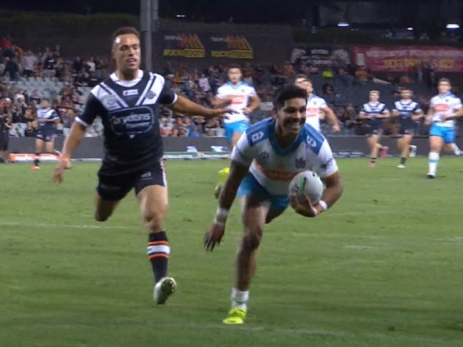 Tyrone Peachey completed a length of the field try.