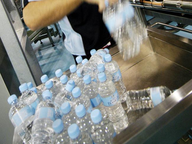 11 May 2005: Coca-Cola Amatil plant at Richlands bottling Mount Franklin water - machine operator Trevor Issanchon 31yrs. PicJohn/Wilson production line hair net bottles bottle industry qld workers