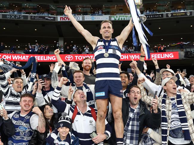 MELBOURNE . 24/09/2022. AFL Grand Final.  Geelong Cats vs Sydney Swans at the MCG.   Joel Selwood of the Cats up on the fence during the lap of honour    . Picture by Michael Klein