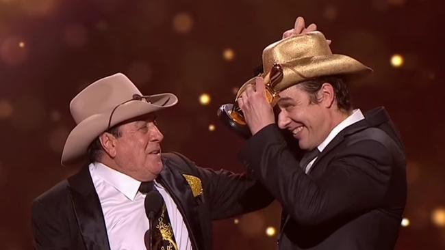 Screen grabs of Samuel Johnson being presented with a gold hat from Molly Meldrum at the 2017 Logie awards. Picture: Nine