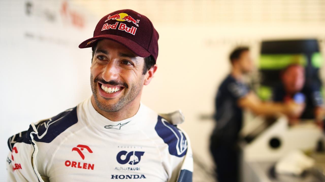 Daniel Ricciardo shocks fans by singing alongside Zach Bryan and Dermot ...