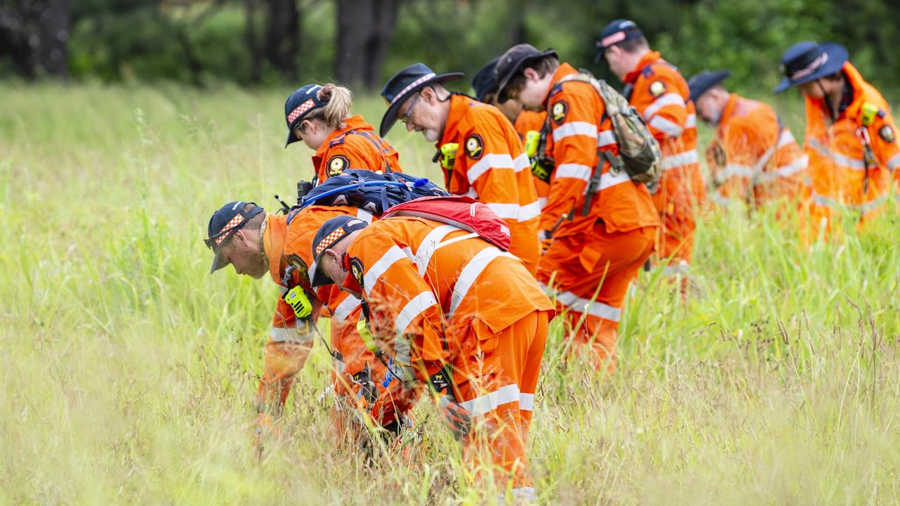 SES crews scour the scene of an alleged attempted murder at the bottom of the Toowoomba range. Picture: Kevin Farmer