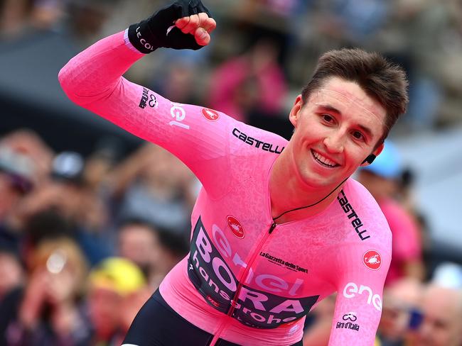 VERONA, ITALY - MAY 29: Jai Hindley of Australia and Team Bora - Hansgrohe Pink Leader Jersey crosses the finish line and waves the crowd at the Arena di Verona during the 105th Giro d'Italia 2022, Stage 21 a 17,4km individual time trial stage from Verona to Verona / ITT / #Giro / #WorldTour / on May 29, 2022 in Verona, Italy. (Photo by Tim de Waele/Getty Images)